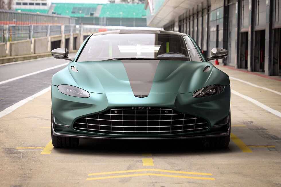 Передний вид Aston Martin Vantage F1 Edition с стильным дизайном