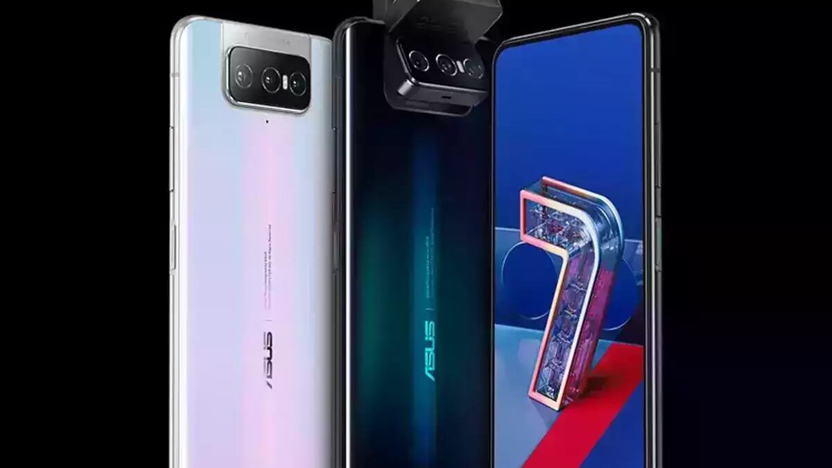 Три смартфона ASUS ZenFone 8 на черном фоне