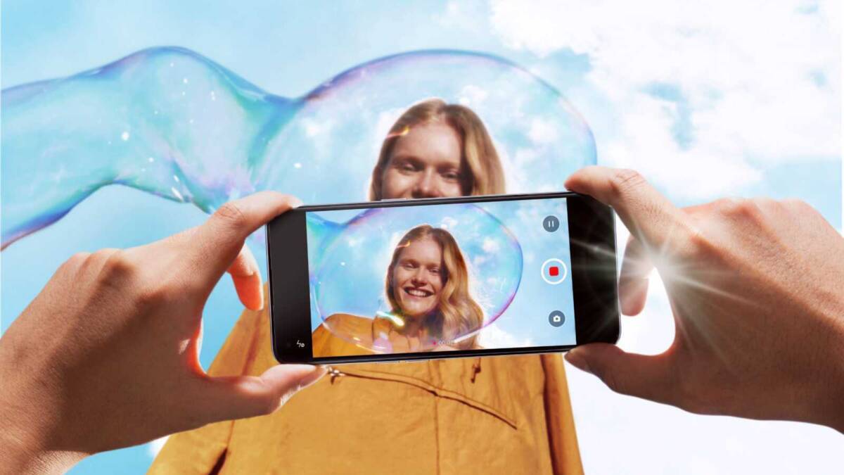 Человек снимает селфи на Oppo Reno5 на улице