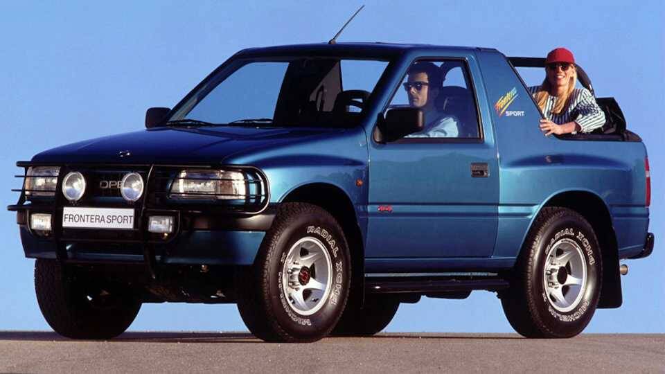 Легендарной Opel Frontera исполнилось 30 лет 7 Синяя внедорожная Opel Frontera с двумя людьми в кузове