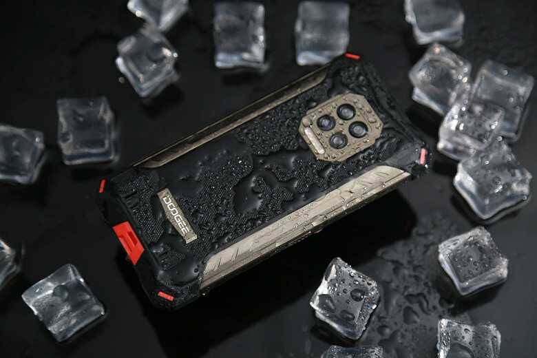 Защищённый смартфон Doogee S86 начал продаваться в России 4 Защищённый смартфон Doogee S86 на мокрой поверхности с льдом