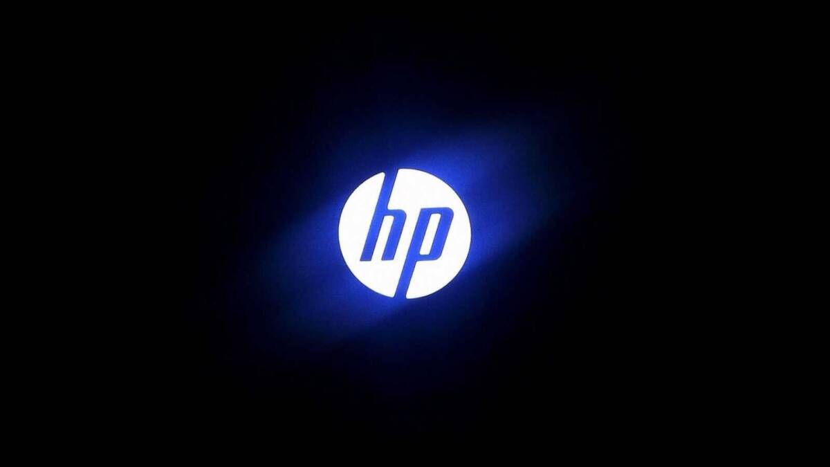 Светящийся логотип HP на темном фоне, акцент на бюджетных ноутбуках HP