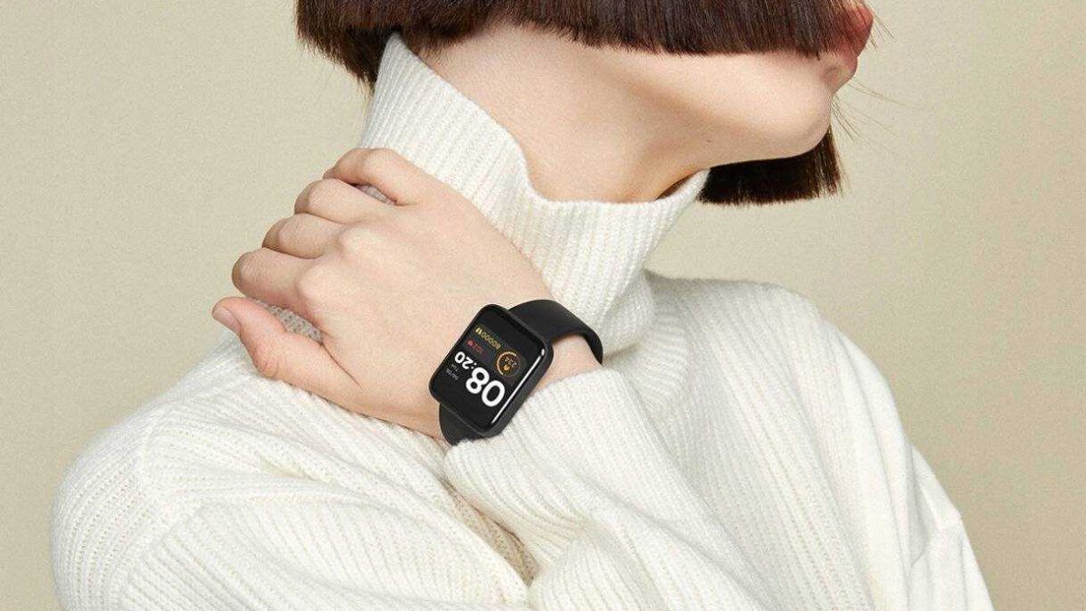 Умные часы Xiaomi Mi Watch Lite на руке женщины в белой рубашке