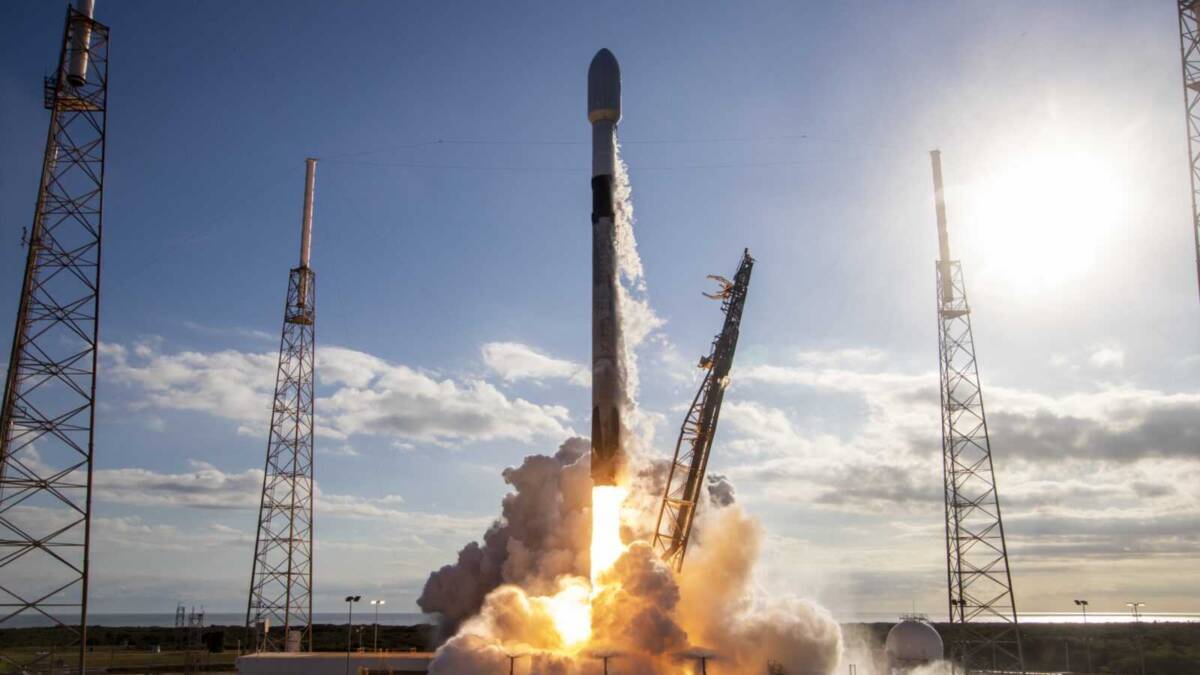 Запуск ракеты SpaceX Falcon 9: яркое пламя двигателей на старте в космос