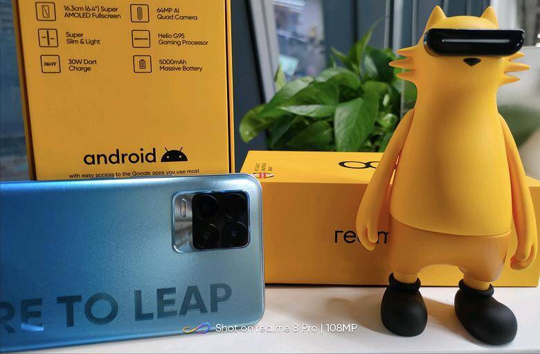 Смартфон Realme 8 на задней панели с четырьмя камерами