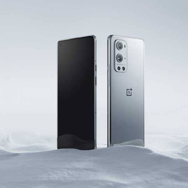 Флагманский смартфон OnePlus 9 Pro на снегу спереди