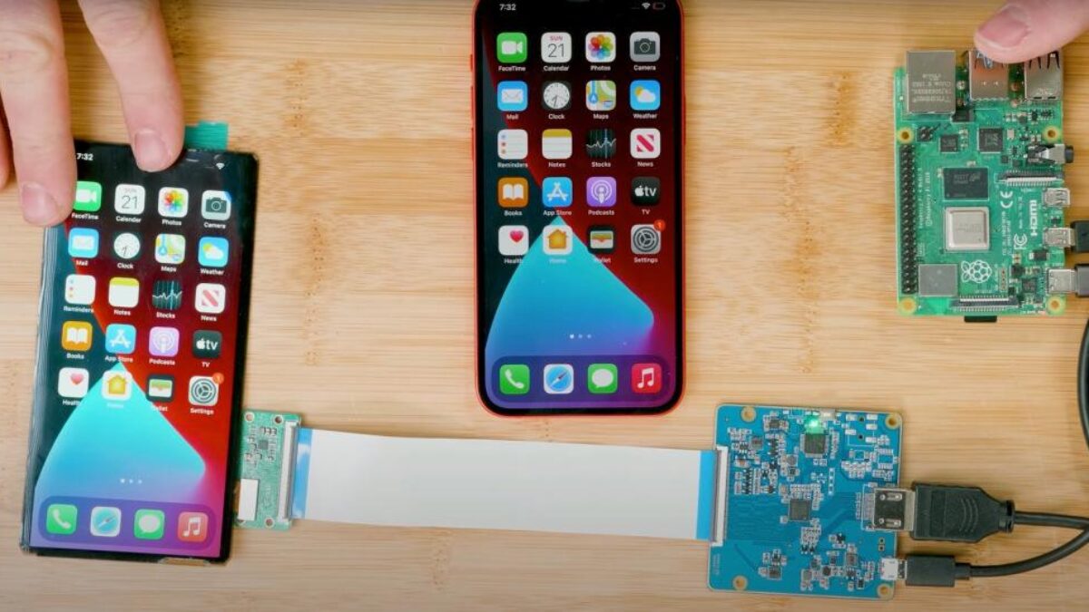 Складной iPhone в процессе сборки на деревянной поверхности