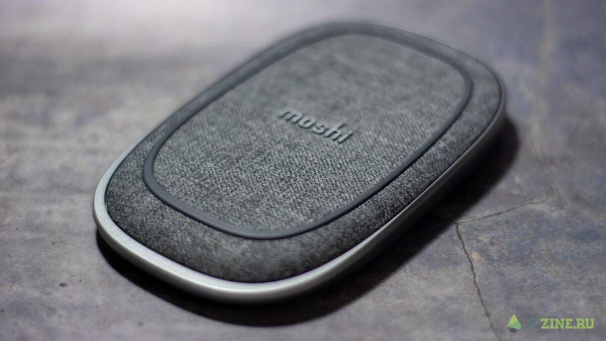 Беспроводной аккумулятор Moshi Porto Q 5K лежит на поверхности