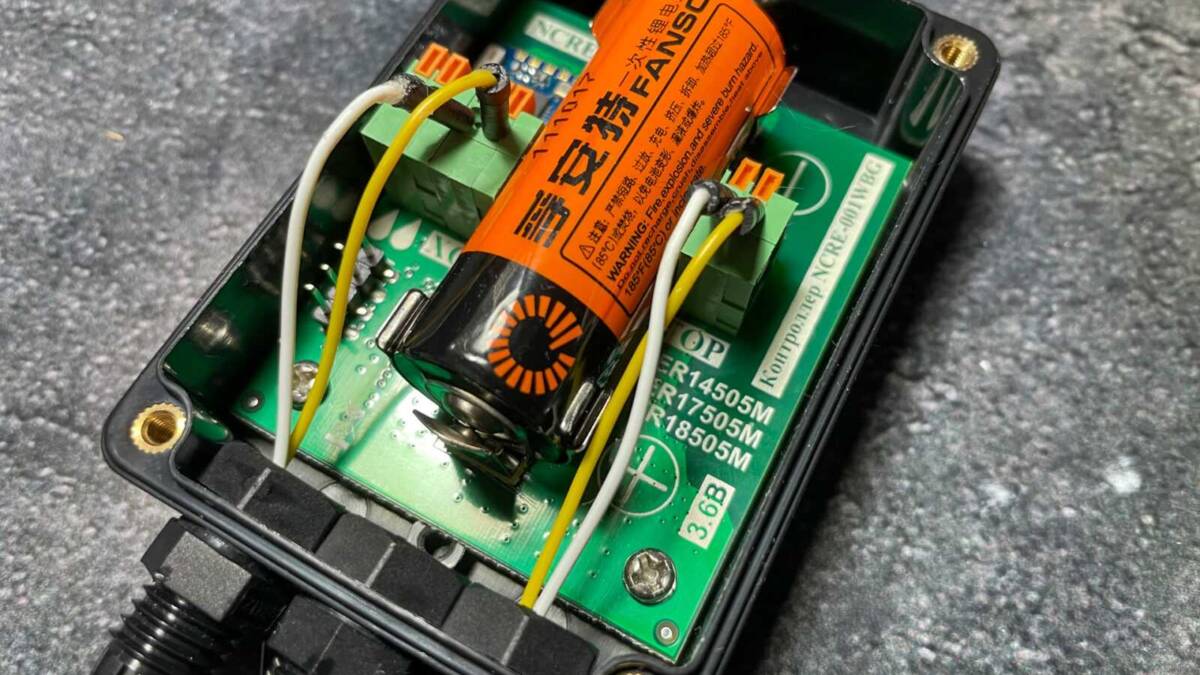 Внутренний вид контроллера КУЗЯ с монтажной платой и батареей