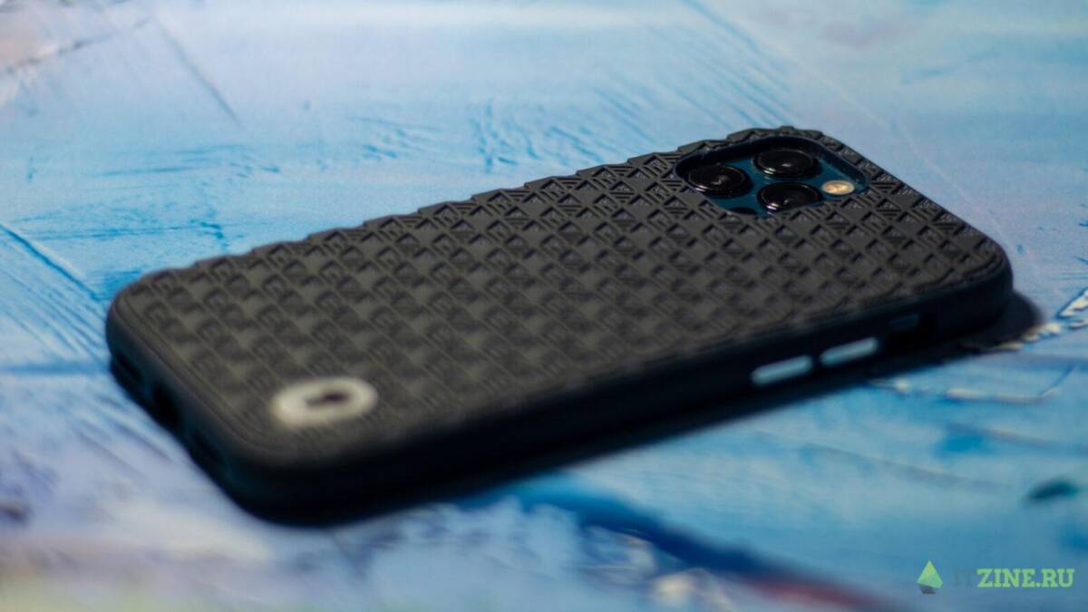 Задняя часть iPhone 12 в защитном чехле Moshi Altra