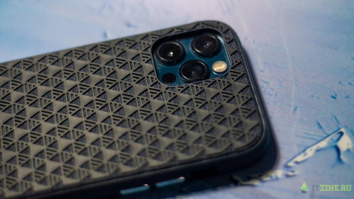 Задняя часть iPhone 12 с чехлом Moshi Altra