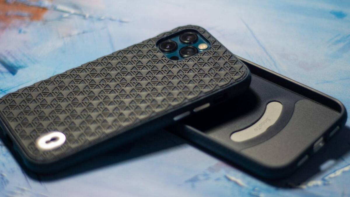 Крупный план чехла Moshi Altra для iPhone 12 с текстурированной задней панелью