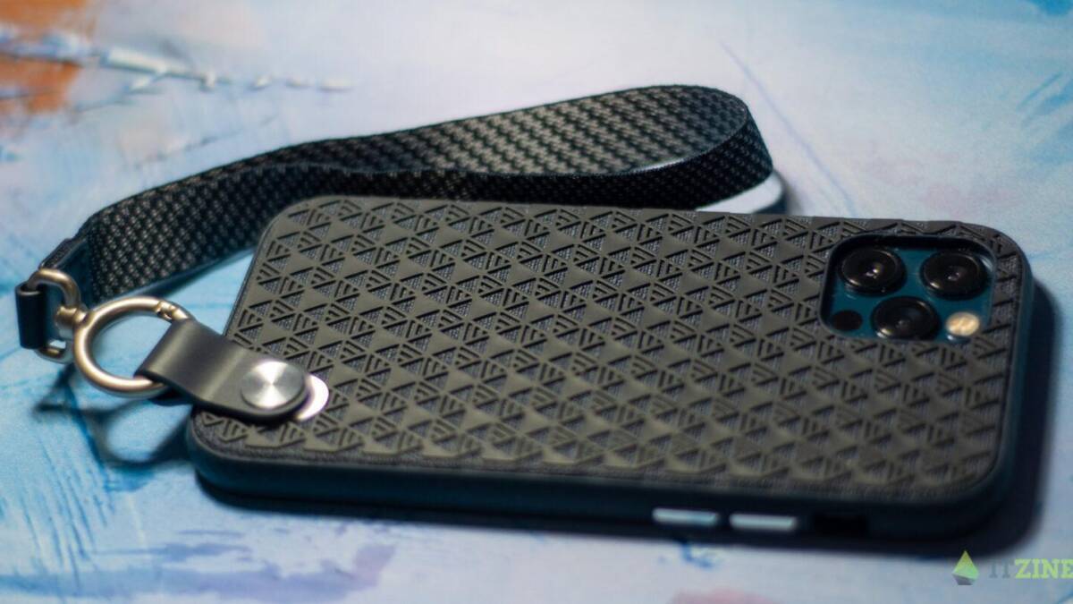 Защитный чехол Moshi Altra для iPhone 12 на поверхности