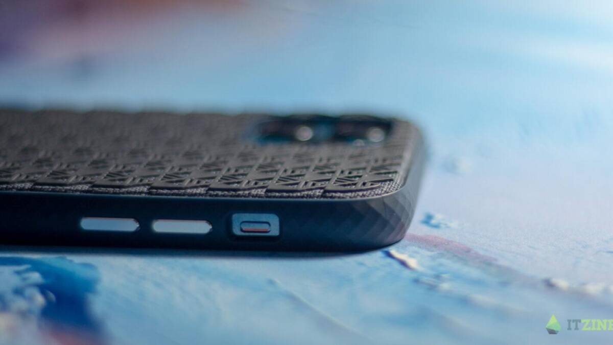 Боковая часть iPhone 12 в чехле Moshi Altra и iGlaze