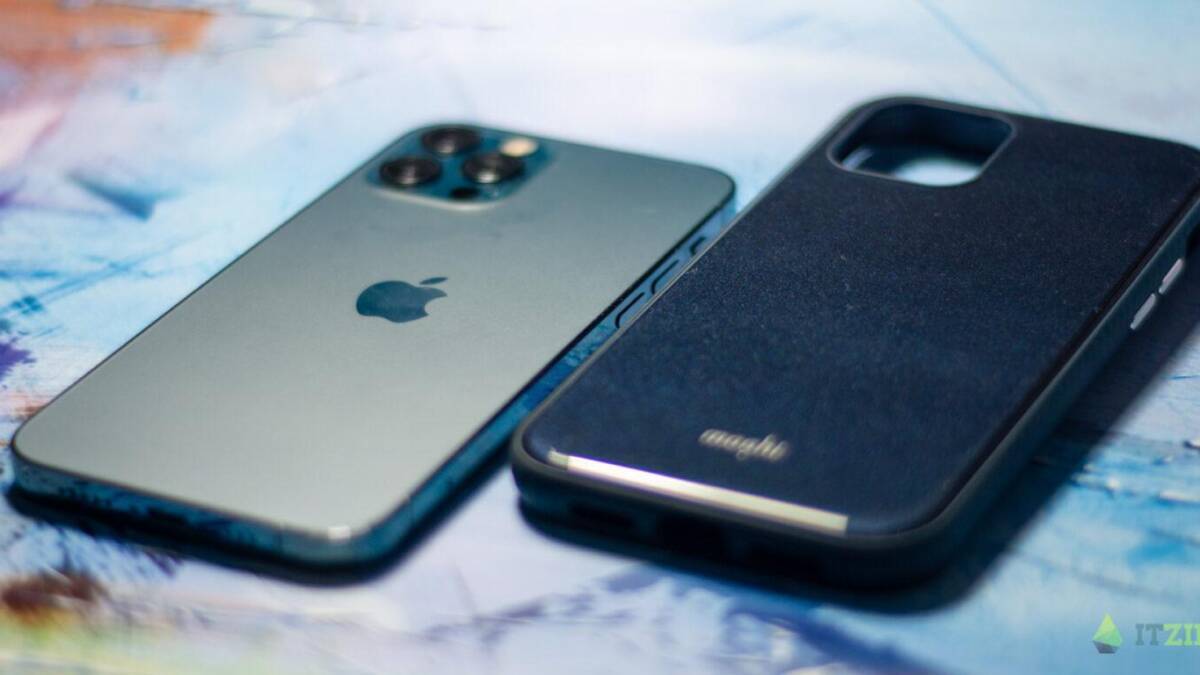 Два чехла для iPhone 12, один черный с текстурой