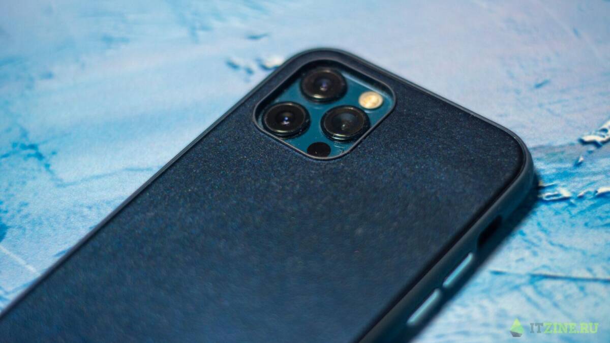 Задняя часть iPhone 12 с защитным чехлом Moshi