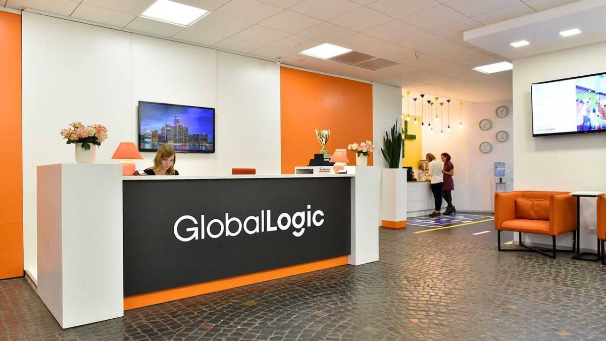 Hitachi собирается приобрести GlobalLogic за $9,6 млрд 2 Приемная в офисе GlobalLogic с стойкой регистрации и сотрудницей