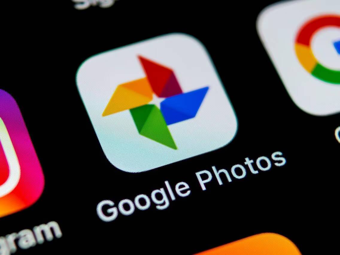 Иконка Google Фото на экране смартфона с ярким логотипом
