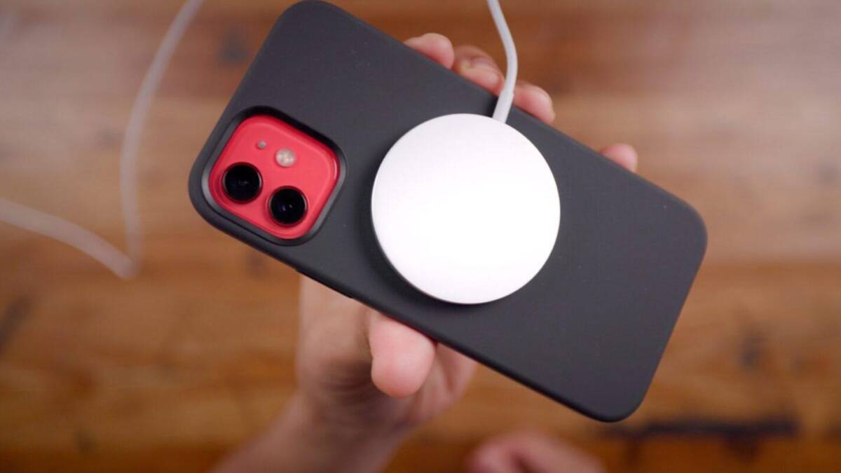 Крупный план задней панели iPhone 12 с магнитным MagSafe разъёмом и камерой