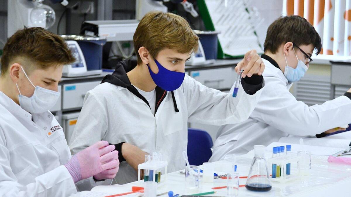 Московский детский технопарк впервые получил статус федеральной инновационной площадки 4 Молодые участники в медицинских халатах и масках проводят лабораторные опыты