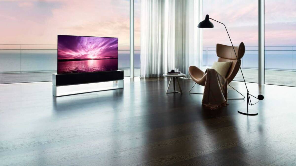 Разворачивающийся телевизор LG Signature OLED R в гостиной, горизонтальная модель с видом на море