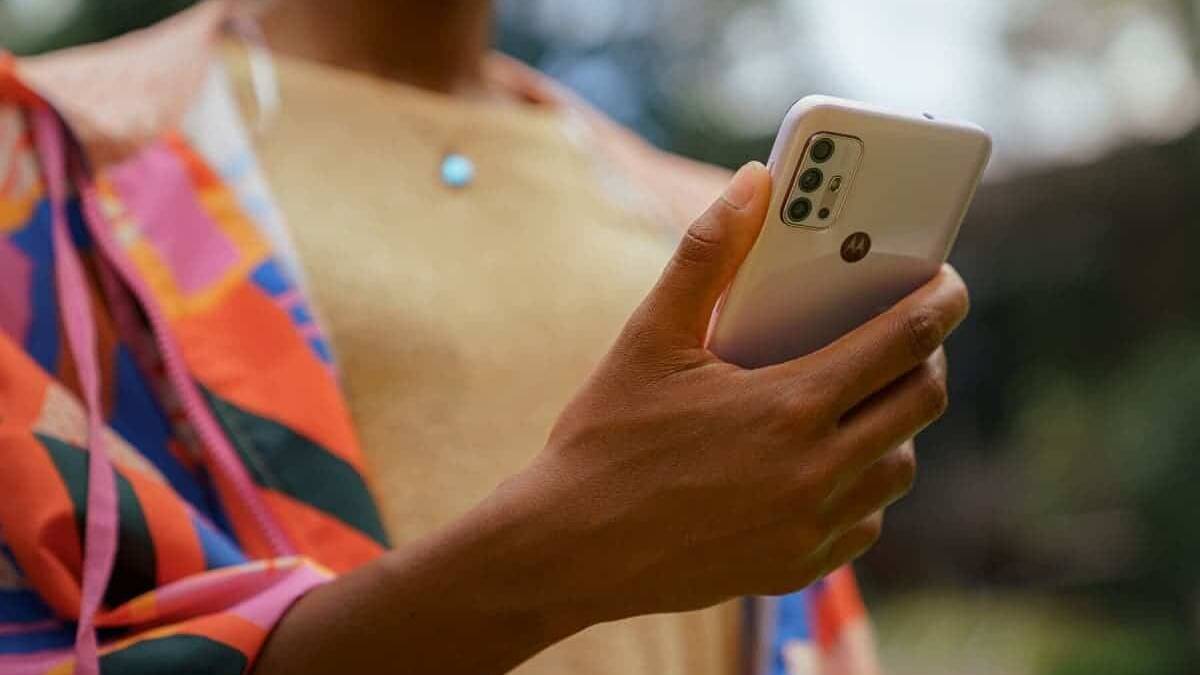 Пользователь держит смартфон Motorola Moto G50 в руке