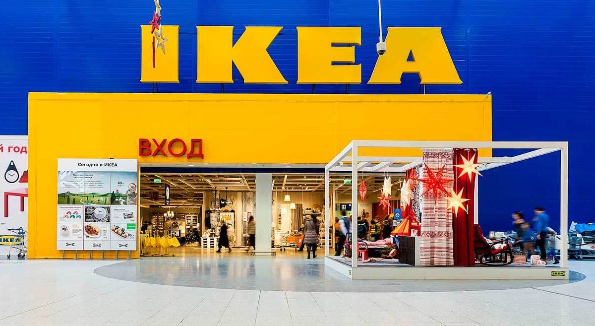 Вход в магазин ИКЕА с навигацией «Демократичный дизайн», вывеска и витрина в Квартиротеке