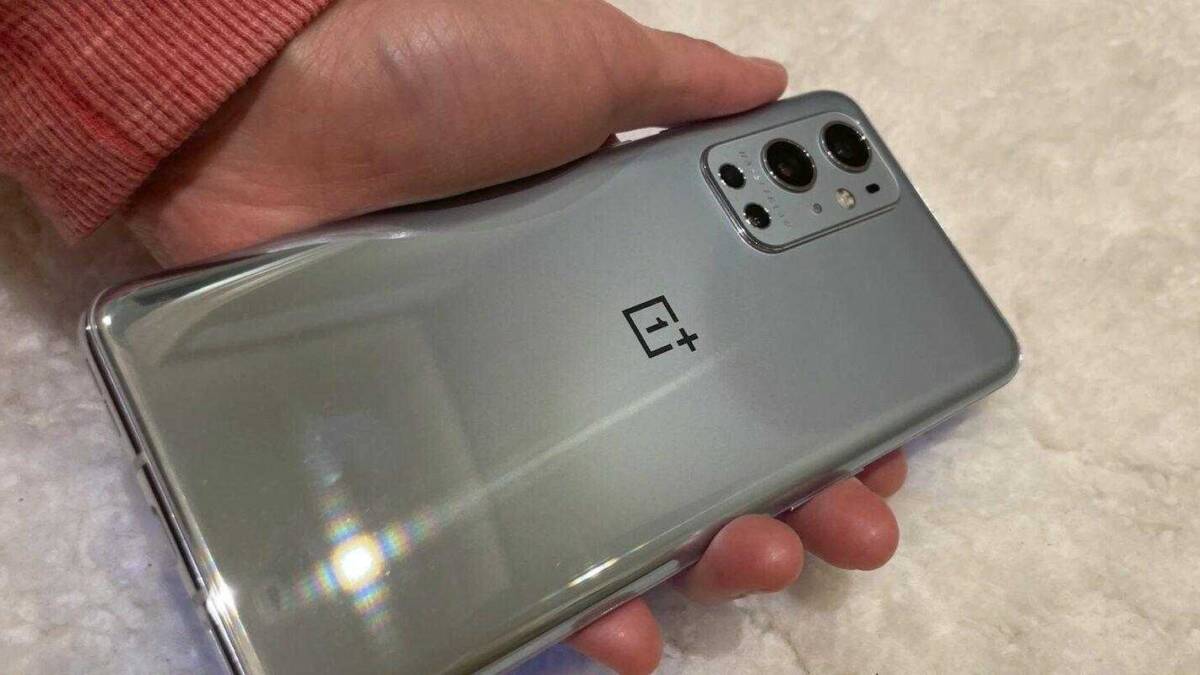Серебристый смартфон OnePlus 9 Pro с тремя камерами сзади