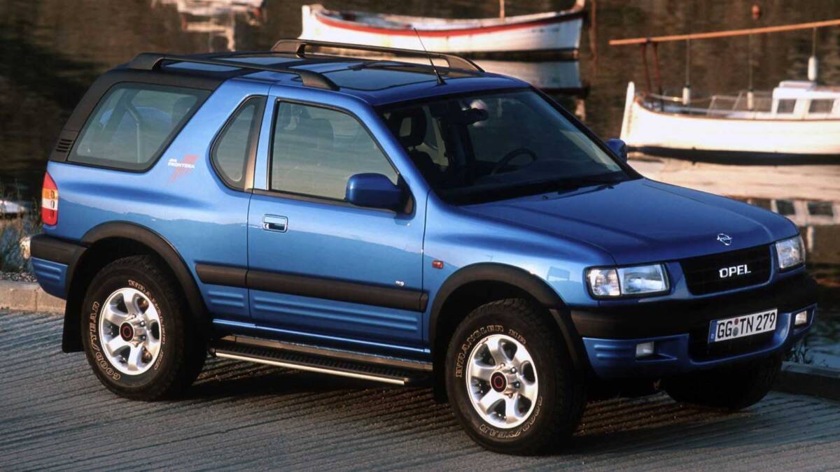 Синяя Opel Frontera с бамперами и шинами на переднем плане