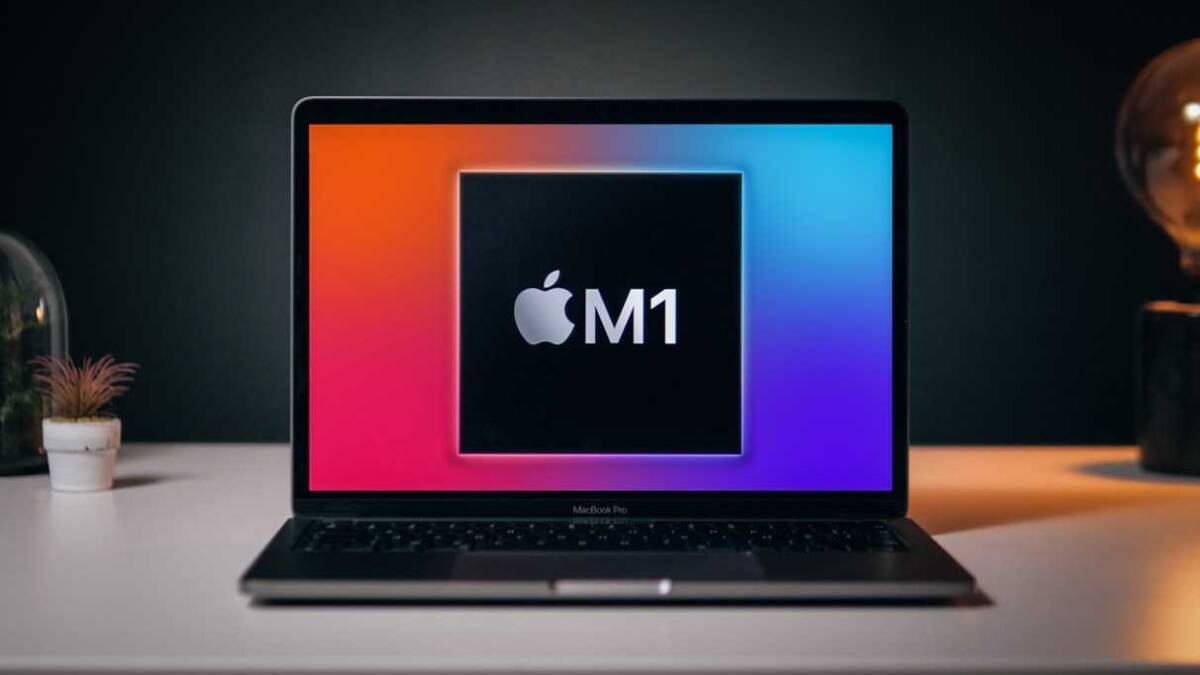 Значительное обновление приложений под Mac с M1: DaVinci Resolve, Adobe Photoshop, Octane X 7 Ноутбук MacBook Pro с экраном, показывающим логотип Apple M1