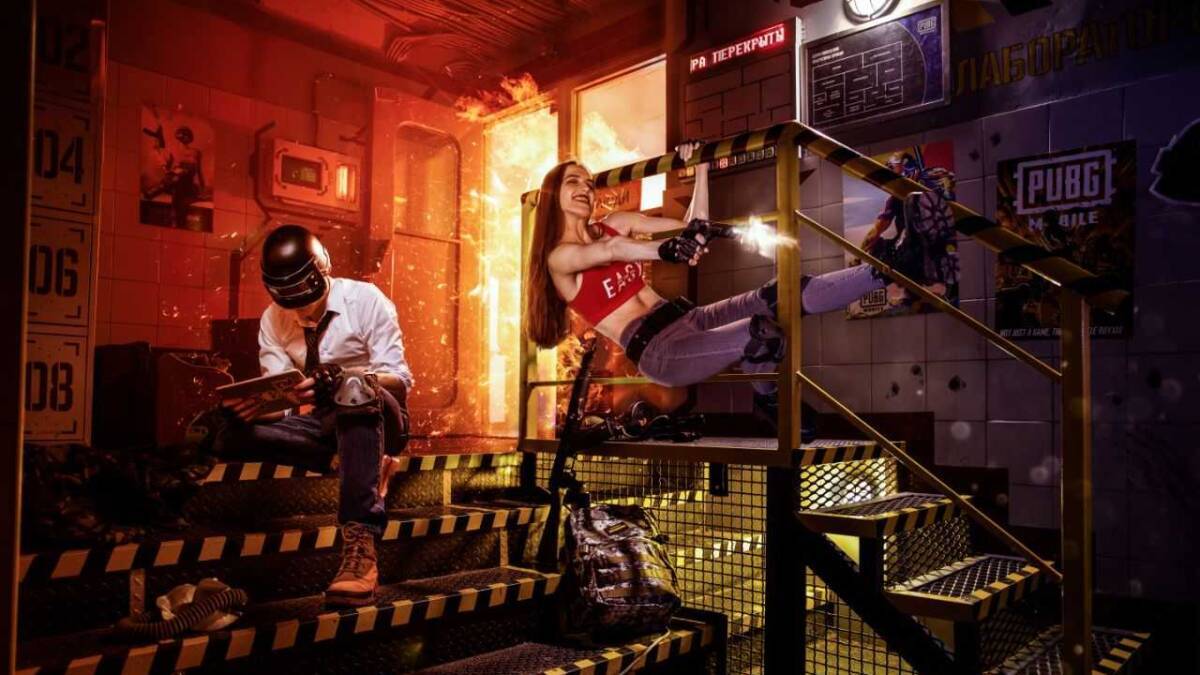 Игровая комната в стиле PUBG Mobile: девушка с оружием на фоне огня и постеров