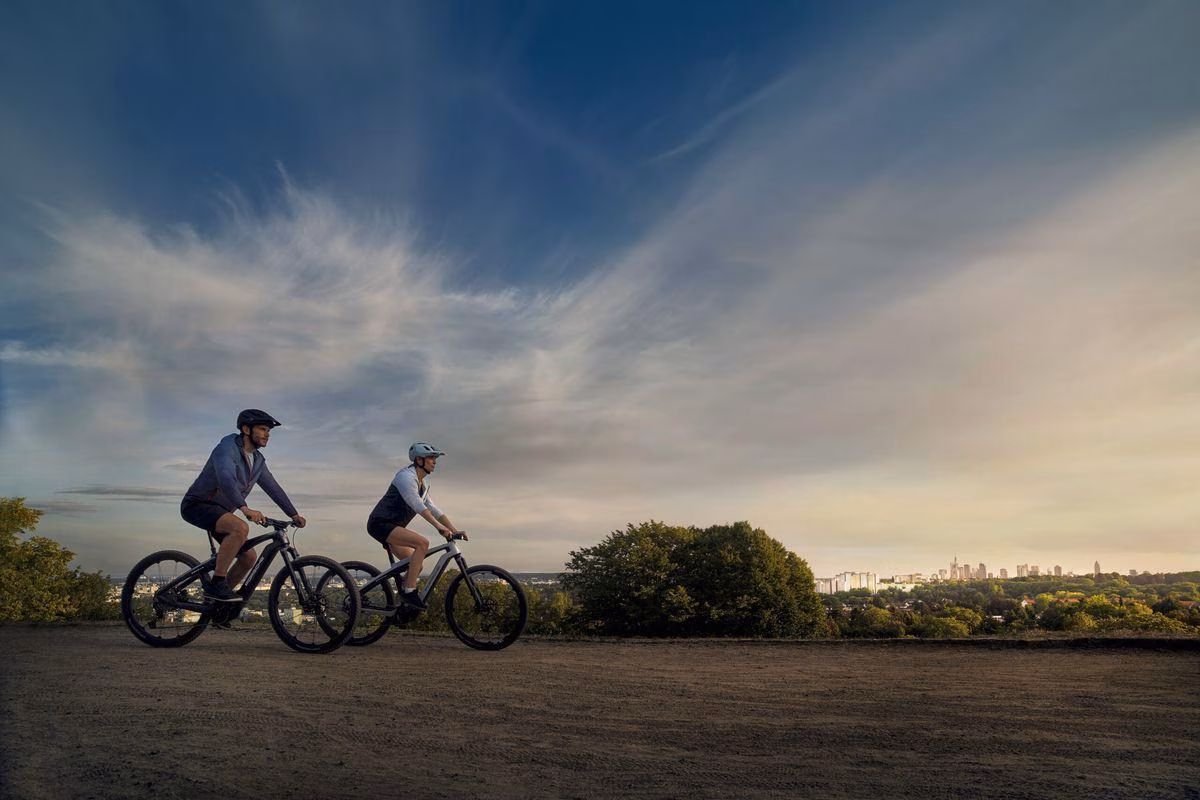 Porsche представил свои первые электровелосипеды 3 porsche ebike sport cross mood outdoor scaled.0