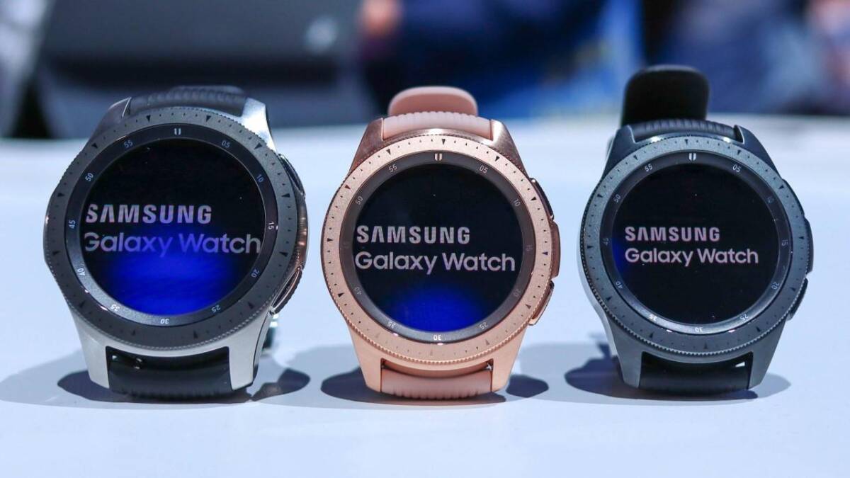 Три смарт-часа Samsung Galaxy Watch 4 и Watch Active 4 на солнечном свете