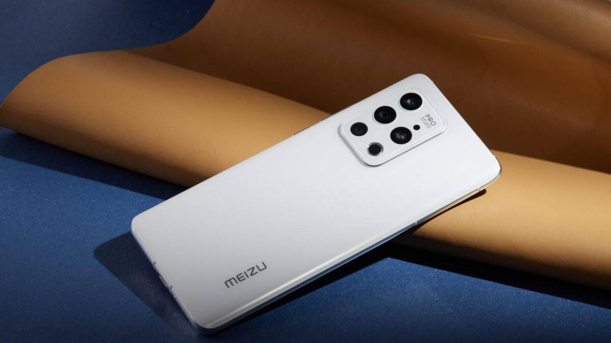 Белый смартфон Meizu 18 Pro: живые фото флагмана с четырьмя камерами на задней панели