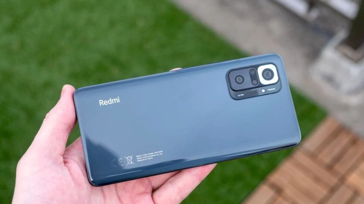 Задняя панель смартфона Redmi с камерой и логотипом