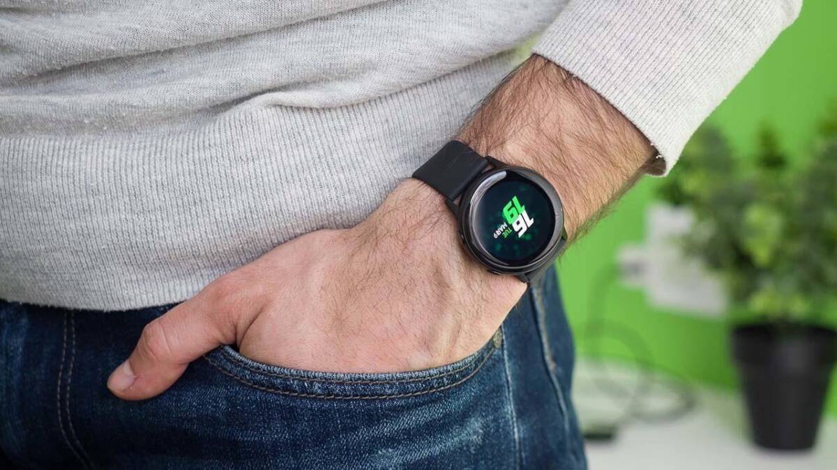 Часы Samsung Galaxy Watch 4 на руке человека