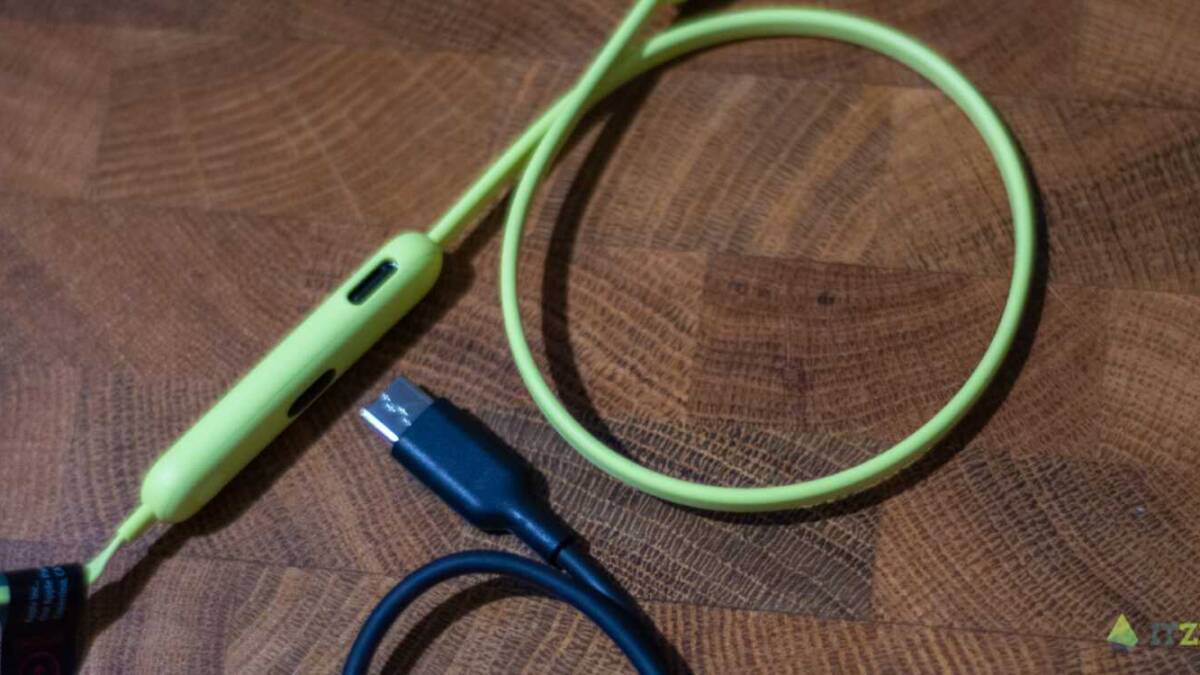 Порт для зарядки и кабель Beats Flex