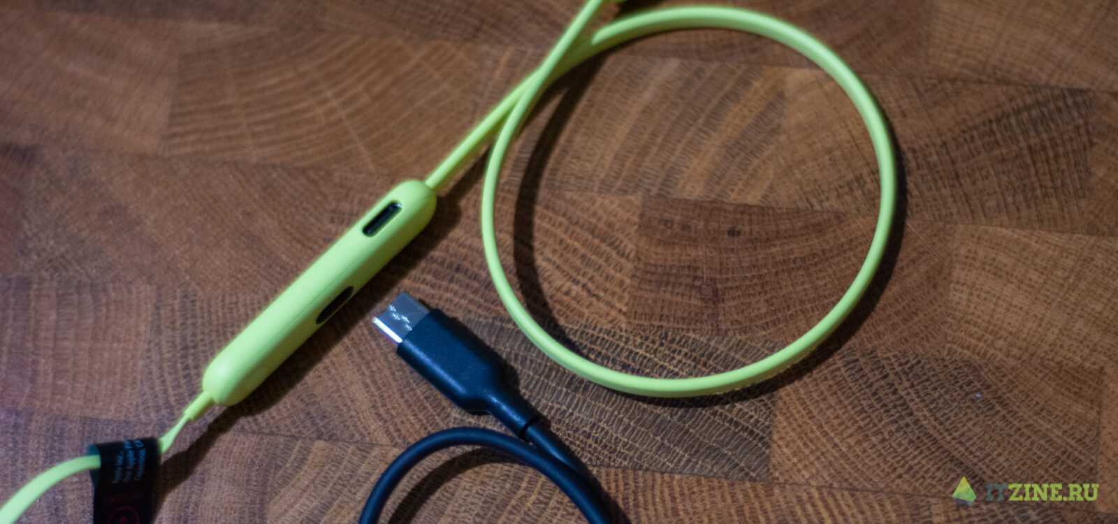 Обзор Beats Flex: самые доступные наушники Apple 17 Порт для зарядки и кабель Beats Flex