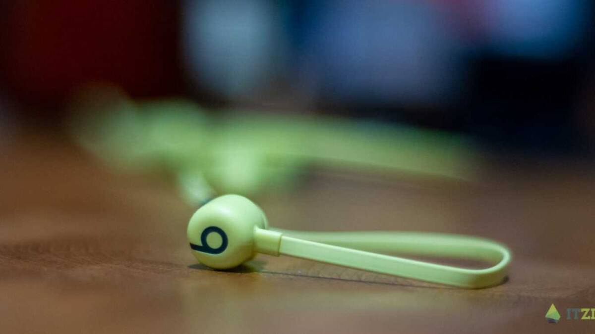 Логотип Beats на наушнике Beats Flex