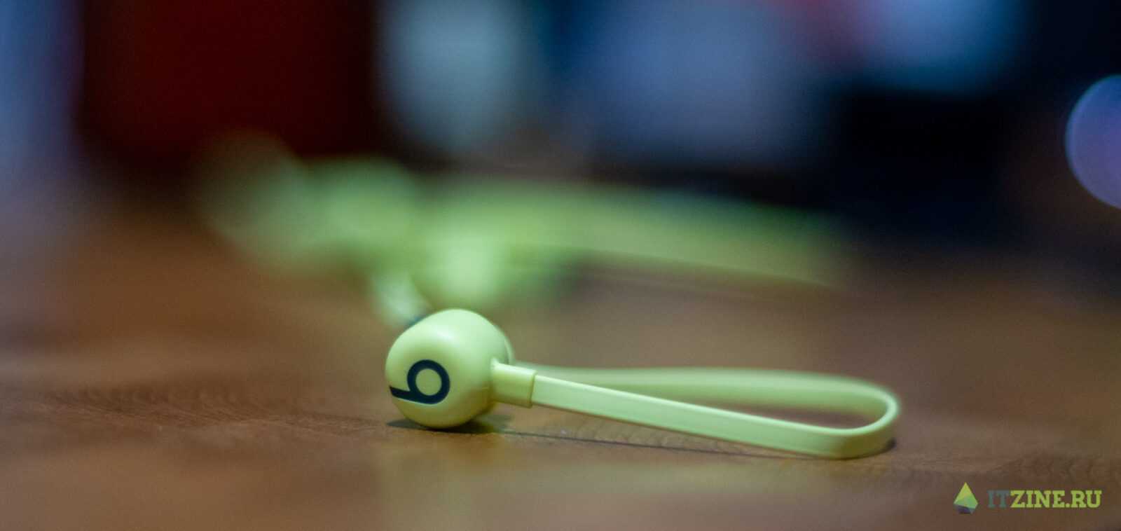 Обзор Beats Flex: самые доступные наушники Apple 21 Логотип Beats на наушнике Beats Flex