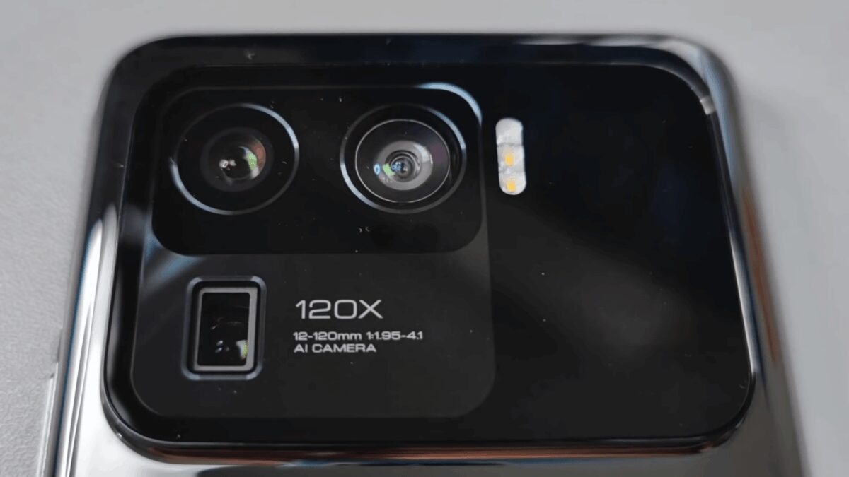 Задняя камера Xiaomi Mi 11 Ultra с крупным объективом и вспышкой на корпусе смартфона