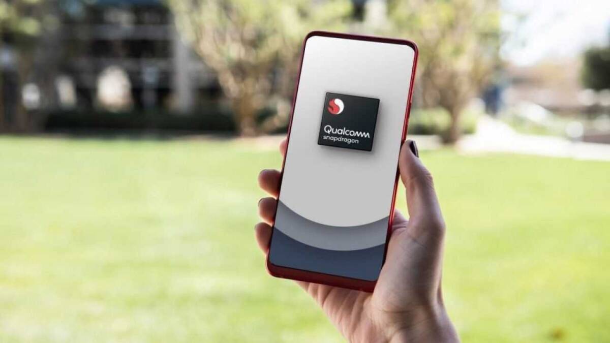 Qualcomm уже готовится выпустить новый флагманский чипсет к 2022 году 5 Смартфон с изображением чипа Qualcomm Snapdragon на экране