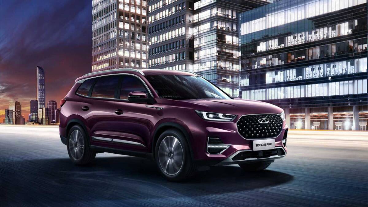Chery выпустила кроссовер Tiggo 8 Pro в России 8 Красивый фиолетовый кроссовер Chery Tiggo 8 Pro на городской дороге ночью