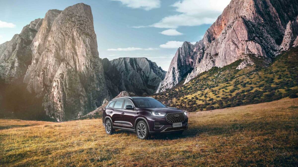 Chery выпустила кроссовер Tiggo 8 Pro в России 9 Черри Тигго 8 Про на открытом поле с горами