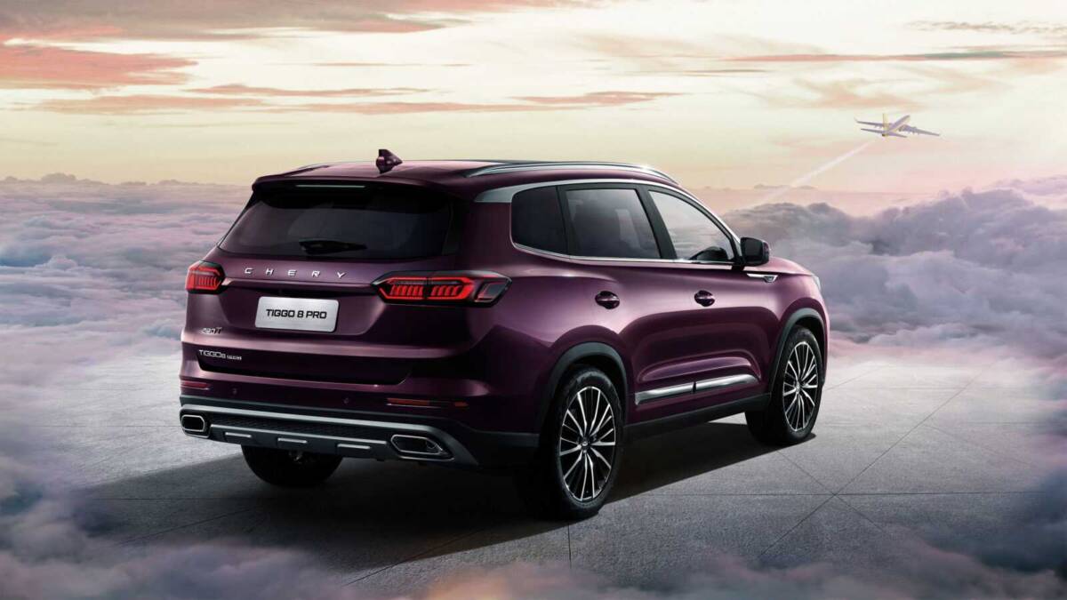 Chery выпустила кроссовер Tiggo 8 Pro в России 11 Задняя часть кроссовера Chery Tiggo 8 Pro на фоне облаков и неба
