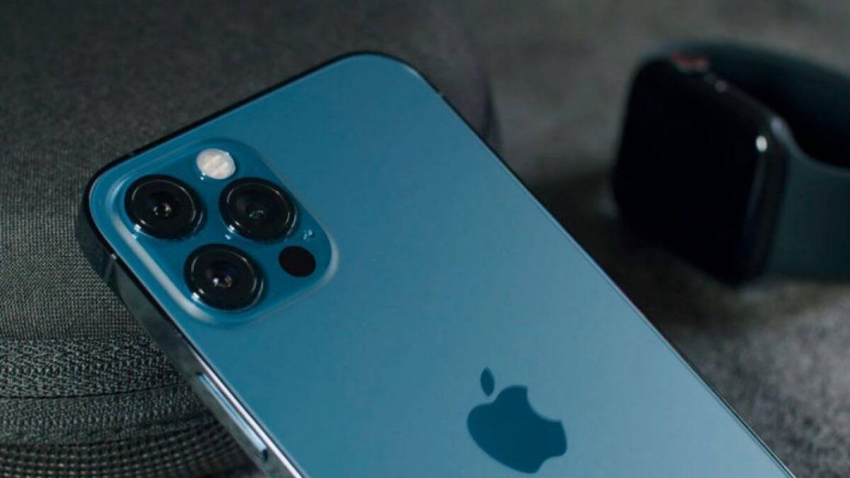 Задняя камера iPhone 13 с тремя объективами, вспышкой и логотипом Apple