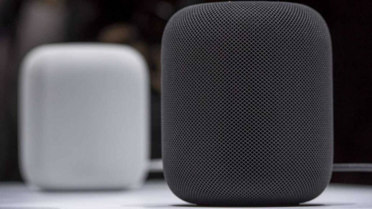 умный динамик HomePod мини с сетчатым корпусом на столе