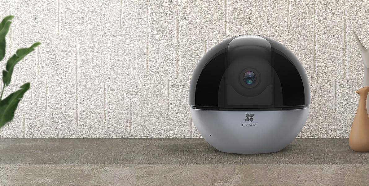 Камера видеонаблюдения EZVIZ C6W на плоской поверхности