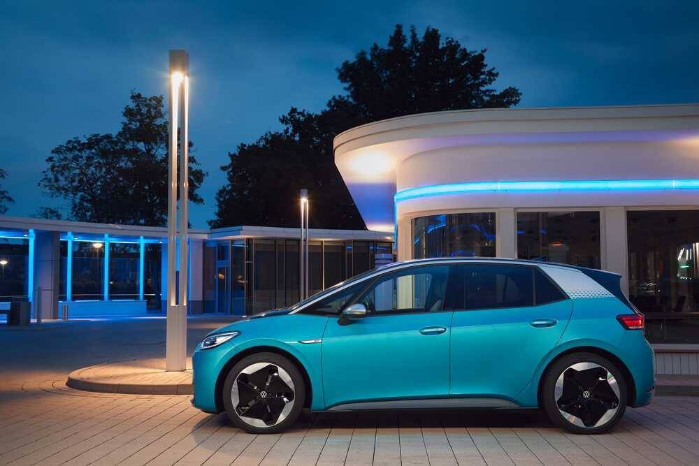 Белый электромобиль Volkswagen ID на площадке