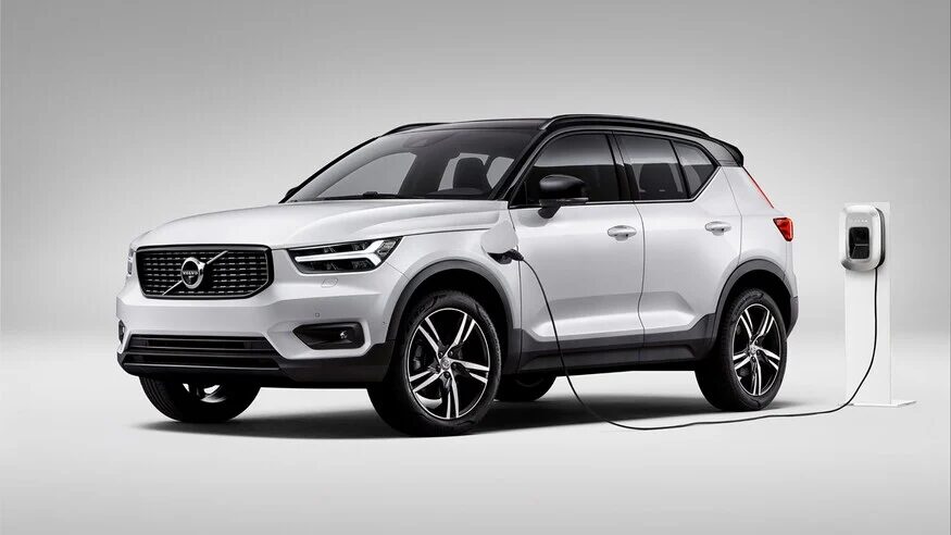 Электромобиль Volvo XC40 Recharge подключен к зарядке в современном зарядном устройстве